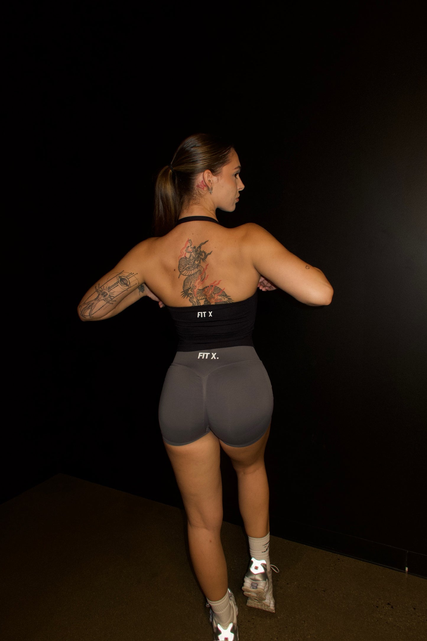 Halter tank black